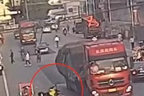 Video: Nữ tài xế Trung Quốc thoát chết sau 2 lần va chạm với "ninja lead"