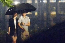 Vợ đòi tự tử khi nhìn thấy chồng che ô cho nữ đồng nghiệp