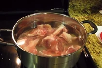 Mách thứ nguyên liệu cho vào nước hầm xương để có màu trong vắt