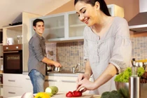 Bị bạo hành vì không... nấu ăn ngon