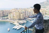 Vỏ bọc sang chảnh đầy mùi tiền của những ông trùm cờ bạc