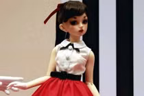 Người đàn ông bí ẩn chi hàng tỷ đồng mua búp bê