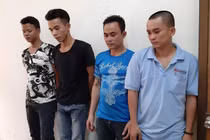 Công nhân lập sòng bài trong nhà vệ sinh công ty để đánh bạc