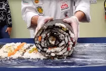 Video: Sushi hải sản "siêu to khổng lồ" dài 10 m thách thức người ăn