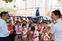 Đại gia TQ bị “ném đá” vì đến trường con gái lớp 1 bằng trực thăng