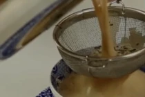 Video: Điều gì xảy ra khi bỏ sữa vào trà?