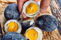 Video: Trứng đen luộc nước suối núi lửa - món ăn giúp người Nhật sống thọ