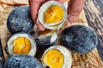 Video: Trứng đen luộc nước suối núi lửa - món ăn giúp người Nhật sống thọ
