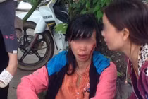 Chồng giữ tay cho bồ đánh vợ chảy máu mặt