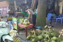 Nắng như đổ lửa, chủ quán đồ giải khát bán tiền triệu mỗi ngày