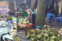 Nắng như đổ lửa, chủ quán đồ giải khát bán tiền triệu mỗi ngày