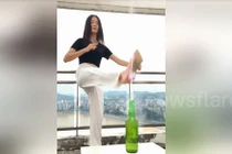 Video: Cô gái dùng tuyệt chiêu kungfu mở nắp chai bằng đế giày