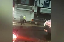 Video: Lao xe tải 8 tấn cướp tiệm kim hoàn trước mặt cảnh sát