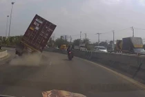 Video: Giây phút kinh hoàng của lái xe máy suýt bị xe container đè bẹp