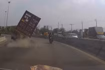 Video: Giây phút kinh hoàng của lái xe máy suýt bị xe container đè bẹp