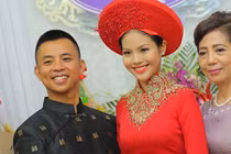 Vợ trẻ kém 20 tuổi của Chí Anh sống chung với mẹ chồng thế nào?