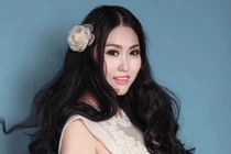 Phi Thanh Vân gây sốc khi khoe trọn vòng 1 "ngộp thở"