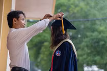 Cha nghèo bắt xe từ 4h sáng lên thành phố chụp kỷ yếu với con gái