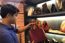 Bỏ lương ngàn USD, chàng trai 8x khởi nghiệp đánh giày, sửa túi