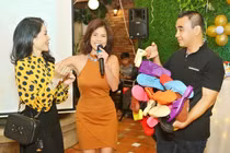 Hồ Lệ Thu tặng Quyền Linh 'bộ sưu tập' dép tổ ong nhân ngày sinh nhật