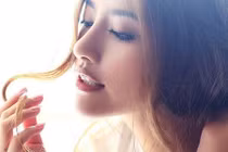 Phụ nữ trở nên xấu xí nếu làm điều này trước mặt đàn ông