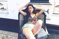 Hồ Ngọc Hà khoe chân dài miên man khi vi vu ở Phú Quốc