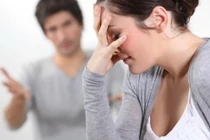 Hôn nhân rạn nứt vì chồng suốt ngày “mách” mẹ