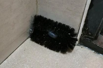 Tá hoả phát hiện camera quay lén giấu trong bàn chải cọ toilet