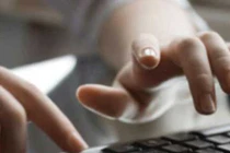 Tan vỡ hạnh phúc vì vợ mải mê lao vào cuộc tình trên mạng