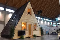 Dựng nhà 2 tầng siêu tốc, giá chỉ hơn 800 triệu gây "choáng"