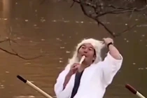 Video: Giả Sơn Tùng và hát ú ớ 'Lạc trôi' giữa phố làm dân Mỹ hoảng hốt