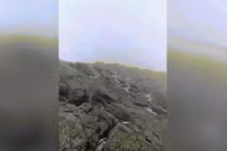 Leo núi ngắm cảnh, cặp vợ chồng bất ngờ bị sét đánh