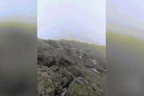 Leo núi ngắm cảnh, cặp vợ chồng bất ngờ bị sét đánh