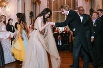 Con gái út của ông chủ Huawei gia nhập showbiz