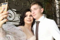 Mối tình cháy bỏng với con riêng của chồng cũ