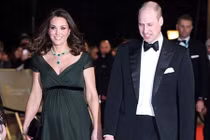 Công nương Kate bị chỉ trích vì mặc váy xanh trên thảm đỏ BAFTA