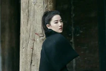 Lưu Diệc Phi mạnh mẽ, lạnh lùng đầy cuốn hút