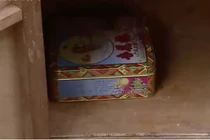 Vứt chiếc tủ cũ của cha, con trai sốc nặng khi nhận lại thứ không ngờ