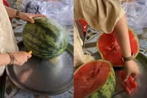 Sửng sốt với thứ bên trong quả dưa khủng nặng 10kg