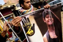 Nghiệt ngã phận người phụ nữ bị cưỡng hiếp, tạt axit 5 lần