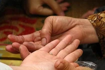 Bà vợ thầy bói nghi ông chồng thầy cúng có "mèo"