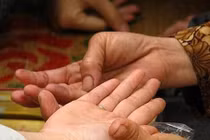 Bà vợ thầy bói nghi ông chồng thầy cúng có "mèo"