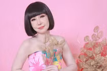 NSƯT Thanh Kim Huệ tuổi 66 trẻ trung, sành điệu qua ống kính của chồng