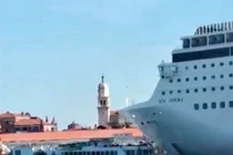 Video: Tàu du lịch khổng lồ mất lái, tông vào bến tàu Venice