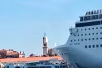 Video: Tàu du lịch khổng lồ mất lái, tông vào bến tàu Venice