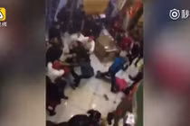 Bị phụ thu ngày Tết, khách hàng lao vào đánh nhân viên đổ máu