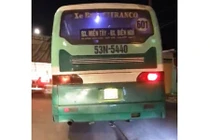 Video: Xe buýt chạy tốc độ “bàn thờ” trên vỉa hè ở Sài Gòn