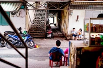Những nỗi niềm cất dưới mái tạm cư