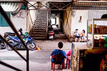 Những nỗi niềm cất dưới mái tạm cư