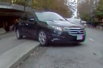 Video: Tài xế đạp nhầm chân ga, ôtô lùi hết tốc độ rồi lật ngửa